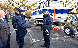 Nowe radiowozy i łódź motorowa na straży porządku w Elblągu. Policja otrzymała nowoczesny sprzęt